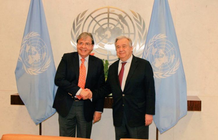 El canciller de Colombia, Carlos Holmes Trujillo, junto al secretario general de la ONU, António Guterres, en la sede de la organización en Nueva York, el 22 de enero de 2019. Foto: @CarlosHolmesTru / Twitter.