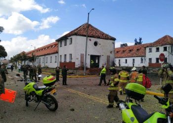 En esta imagen provista por efectivos militares, personal de emergencia responde a un atentado con bomba en una academia de policía, el jueves 17 de enero de 2019, en Bogotá, Colombia. Foto: AP.