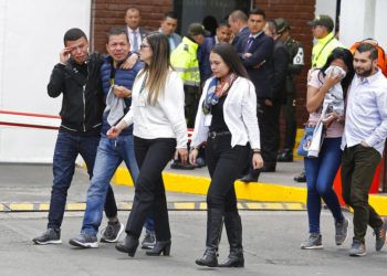 Familiares de las víctimas de un atentado con bomba lloran frente a la entrada de la academia de policía General Santander, donde tuvo lugar el ataque en Bogotá, Colombia, el jueves 17 de enero de 2019. Foto: John Wilson Vizcaíno / AP.