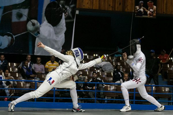 La hongkonesa Vivian Kong Man Wai (der), se coronó en la Copa del Mundo de espada femenina, en La Habana, al derrotar en la final a la francesa Auriane Mallo (izq), el 12 de enero de 2019. Foto: Calixto N. Llanes / Jit.