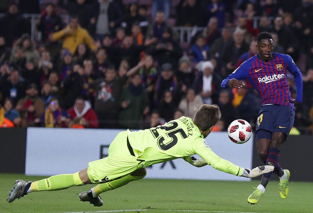 Ousmane Dembélé del Barcelona anota el segundo gol del equipo en la victoria 3-0 ante Levante por los octavos de final de la Copa del Rey, el jueves 17 de enero 2019. Foto: Manu Fernández / AP.