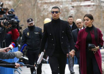 El futbolista portugués Cristiano Ronaldo llega al tribunal en Madrid junto a su novia Georgina Rodríguez, el martes 22 de enero de 2019. Foto: Manu Fernández / AP.