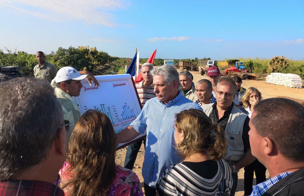 El presidente cubano, Miguel Díaz-Canel (centro) durante un recorrido por la provincia de Sancti Spíritus. Foto: @DiazCanelB / Twitter.