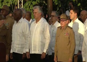 Raúl Castro (2do-d) junto al presidente cubano, Miguel Díaz-Canel (c) y otras autoridades cubanas en el acto por el 60 aniversario de la Revolución Cubana, celebrado en el cementerio Santa Ifigenia, de Santiago de Cuba. Foto: ACN.