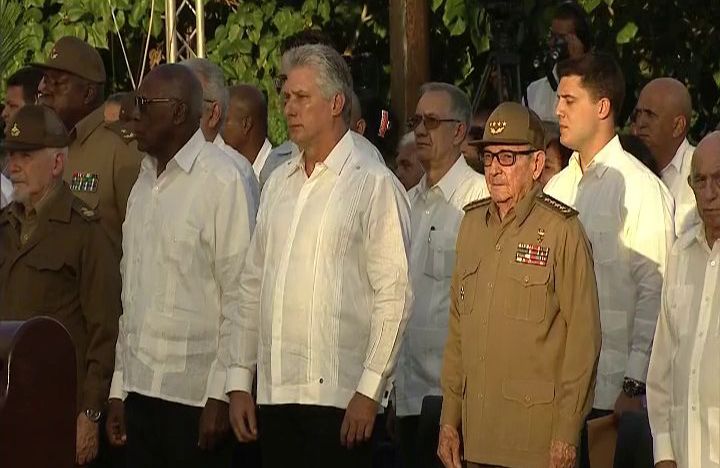 Raúl Castro (2do-d) junto al presidente cubano, Miguel Díaz-Canel (c) y otras autoridades cubanas en el acto por el 60 aniversario de la Revolución Cubana, celebrado en el cementerio Santa Ifigenia, de Santiago de Cuba. Foto: ACN.