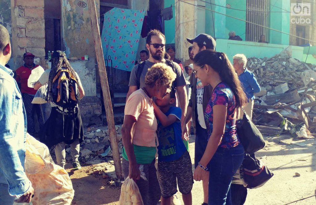 Artistas cubanos entregan donaciones a damnificados del tornado del domingo 27 de enero de 2019 en La Habana. Foto: Michel Hernández.