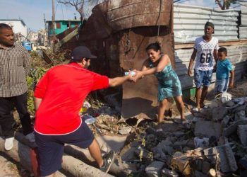 Artistas cubanos entregan donaciones a damnificados del tornado del domingo 27 de enero de 2019 en La Habana. Foto: Cortesía de Yander Zamora.