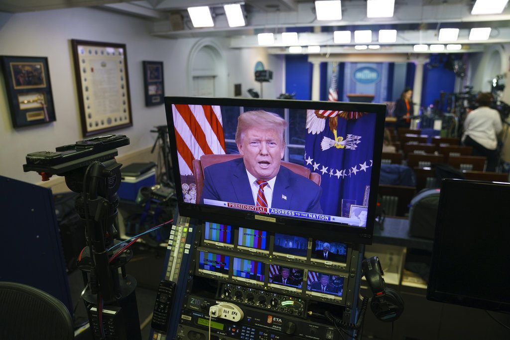 Imagen del presidente estadounidense Donald Trump dando un discurso, en un monitor en la sala de prensa de la Casa Blanca en Washington, el 8 de enero del 2019. Foto: Carolyn Kaster / AP.