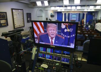 Imagen del presidente estadounidense Donald Trump dando un discurso, en un monitor en la sala de prensa de la Casa Blanca en Washington, el 8 de enero del 2019. Foto: Carolyn Kaster / AP.