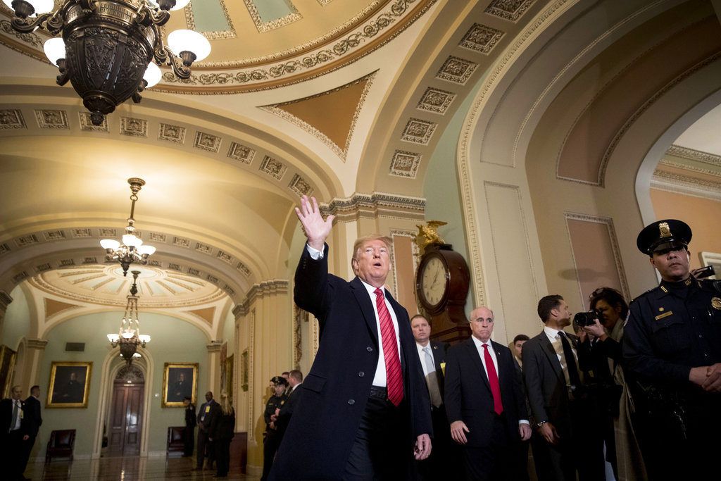El presidente Donald Trump saluda a reporteros a su llegada al almuerzo del grupo republicano en el Senado, en el Capitolio, en Washington, el 9 de enero de 2019. Foto: Andrew Harnik / AP.