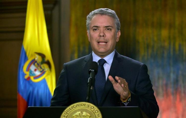 Fotografía cedida por la Presidencia de Colombia, del mandatario, Iván Duque, durante una alocución televisada este viernes, en Bogotá. EFE