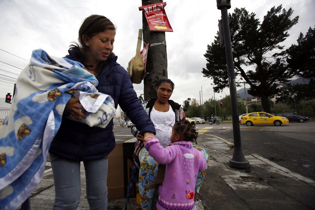 Migrantes venezolanos llegan a una esquina para pedir dinero en Quito, Ecuador. Foto: Dolores Ochoa/AP.