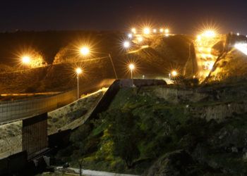 Luminarias instaladas en suelo de Estados Unidos iluminan varios puntos del muro fronterizo con Tijuana, México, el lunes 7 de enero de 2019. Foto: Gregory Bull / AP.