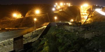 Luminarias instaladas en suelo de Estados Unidos iluminan varios puntos del muro fronterizo con Tijuana, México, el lunes 7 de enero de 2019. Foto: Gregory Bull / AP.