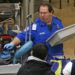 Un empleado de la Administración de Seguridad en el Transporte de Estados Unidos ayuda a los pasajeros en el Aeropuerto Internacional de Salt Lake City, el miércoles 16 de enero de 2019. Foto: Rick Bowmer / AP.