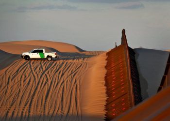 Patrulla Fronteriza vigila la frontera con México en el condado Imperial, California. Foto: Matt York / AP.