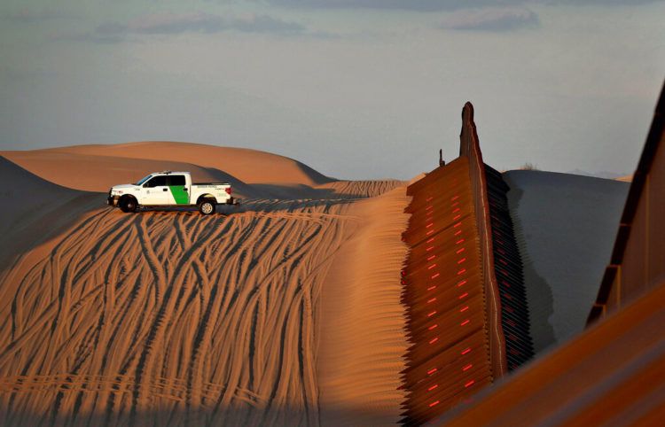 Patrulla Fronteriza vigila la frontera con México en el condado Imperial, California. Foto: Matt York / AP.