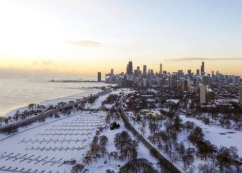 Hielo cubre el área junto al ago Michigan en Chicago el miércoles, 30 de enero del 2019. Las temperaturas se están desplomando en Chicago y las autoridades advirtieron a la gente que evite aventurarse al exterior. (AP Foto/Teresa Crawford)