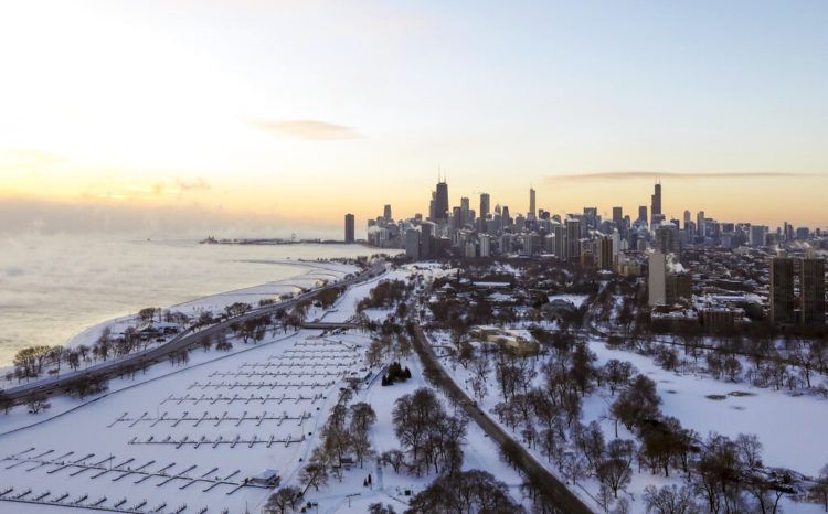 Hielo cubre el área junto al ago Michigan en Chicago el miércoles, 30 de enero del 2019. Las temperaturas se están desplomando en Chicago y las autoridades advirtieron a la gente que evite aventurarse al exterior. (AP Foto/Teresa Crawford)