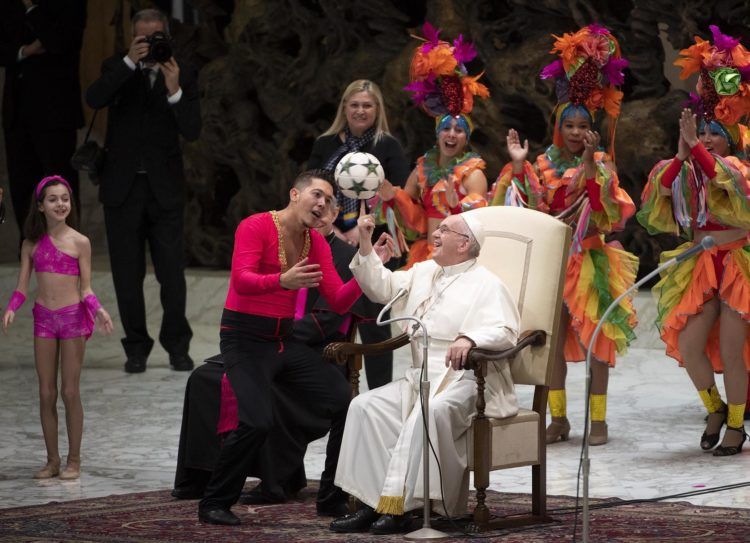 El Papa Francisco comparte con miembros del Circo Nacional de Cuba durante la audiencia general de los miércoles en la Sala Pablo VI en el Vaticano hoy, 2 de enero de 2019. Foto: Maurizio Brambatti / EFE.