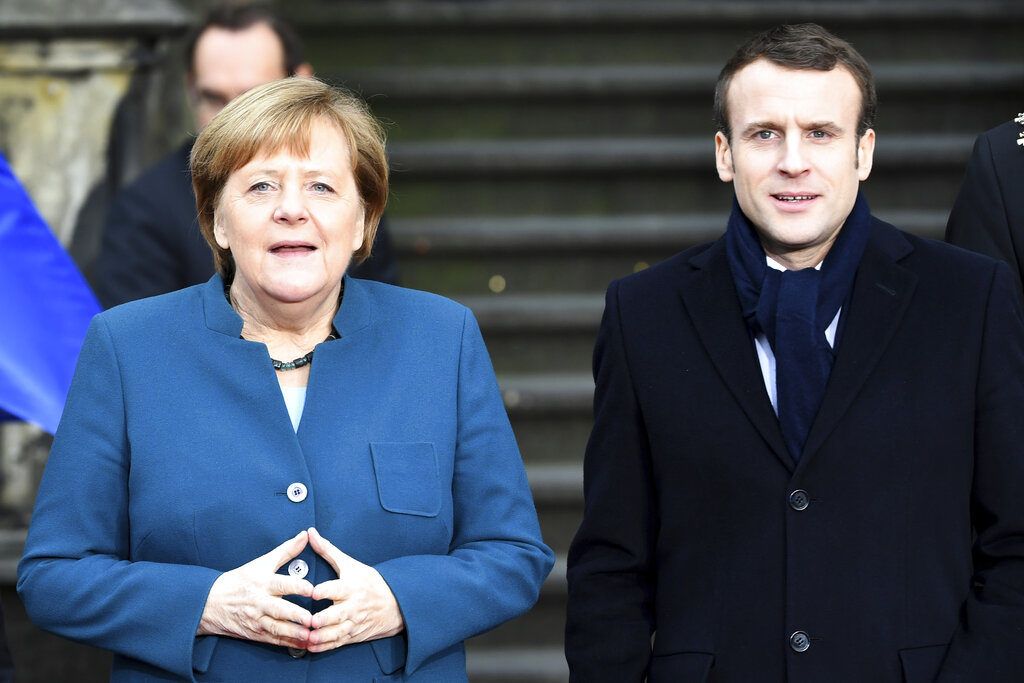La canciller de Alemania, Angela Merkel (izquierda), y el presidente de Francia, Emmanuel Macron, a su llegada al ayuntamiento de Aquisgrán, Alemania, el 22 de enero de 2019 para firmar un tratado bilateral de cooperación. Foto: Federico Gambarini / dpa vía AP.