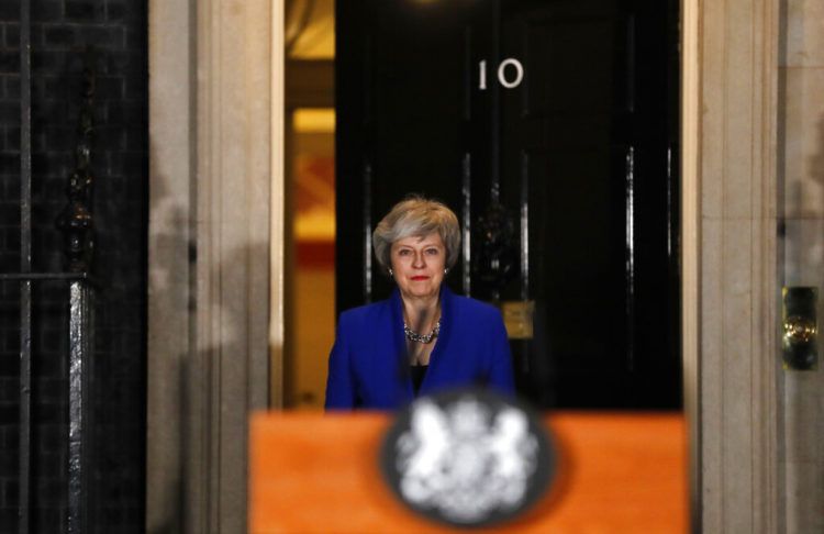 La primera ministra de Gran Bretaña, Theresa May, sale de su vivienda oficial, en el 10 de Downing, en Londres, el 16 de enero de 2019. Foto: Frank Augstein / AP.