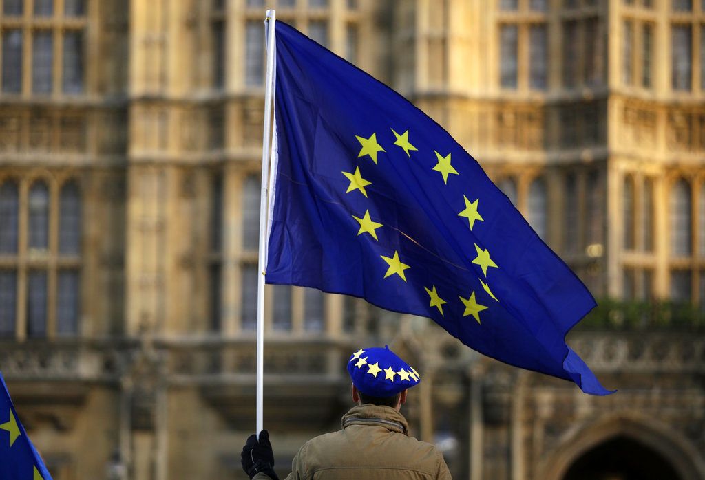 Un manifestante proeuropeo ondea una bandera comunitaria frente al Parlamento británico, el 8 de enero de 2019. Foto: Matt Dunham / AP.