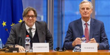 El coordinador del Brexit en el Parlamento Europeo, Guy Verhofstadt (izquierda), y el jefe de los negociadores del bloque, Michel Barnier, en una reunión sobre el Brexit en el Parlamento Europeo, en Bruselas, el 30 de enero de 2019. Foto: Geert Vanden Wijngaert / AP.