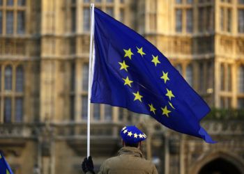 Un manifestante proeuropeo ondea una bandera comunitaria frente al Parlamento británico, el 8 de enero de 2019. Foto: Matt Dunham / AP.