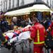 Bomberos evacúan en una camilla a un hombre herido en una explosión por una fuga de gas en París, Francia, el 12 de enero de 2019. Foto: Thibault Camus / AP.