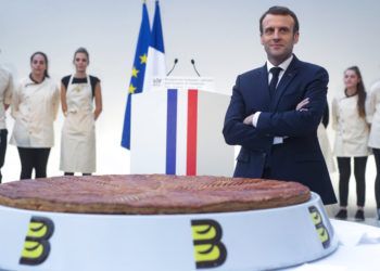 El presidente de Francia, Emmanuel Macron, posa junto a una tarta típica de la Epifanía, en el Palacio del Elíseo, en París, Francia, el 11 de enero de 2019. Foto: Ian Langsdon /Pool Photo via AP.