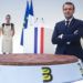 El presidente de Francia, Emmanuel Macron, posa junto a una tarta típica de la Epifanía, en el Palacio del Elíseo, en París, Francia, el 11 de enero de 2019. Foto: Ian Langsdon /Pool Photo via AP.