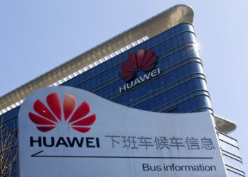 Logotipo de Huawei en un centro de investigaciones y desarrollo de la empresa en Dongguan, en la provincia de Guangdong, en el sur de China. Foto: Andy Wong / AP / File.