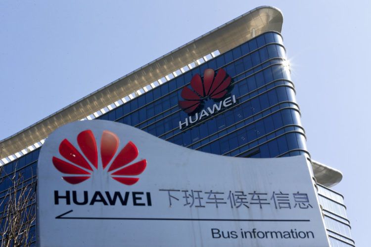 Logotipo de Huawei en un centro de investigaciones y desarrollo de la empresa en Dongguan, en la provincia de Guangdong, en el sur de China. Foto: Andy Wong / AP / File.
