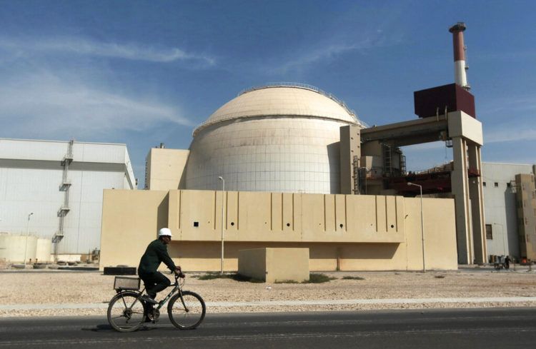 En esta fotografía de 2010, un trabajador pasa en su bicicleta frente a un reactor en la planta nucleoléctrica de Busheher, en las afueras de la ciudad de Busher, en el el sur de Irán. Foto: Mehr News Agency / Majid Asgaripour / AP / Archivo.