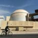 En esta fotografía de 2010, un trabajador pasa en su bicicleta frente a un reactor en la planta nucleoléctrica de Busheher, en las afueras de la ciudad de Busher, en el el sur de Irán. Foto: Mehr News Agency / Majid Asgaripour / AP / Archivo.