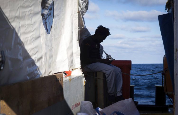 Migrantes sentados en el buque de rescate Sea-Watch 3. Foto: Chris Grodotzki / Sea Watch vía AP / Archivo.