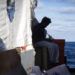 Migrantes sentados en el buque de rescate Sea-Watch 3. Foto: Chris Grodotzki / Sea Watch vía AP / Archivo.