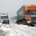 Dos camioneros se ayudan después de haber quedado atrapados por una fuerte nevada en la autopista A8 cerca de Holzkirchen, en el sur de Alemania, el lunes 7 de enero de 2019. Foto: Tobias Hase / dpa vía AP.