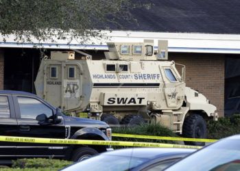 Un vehículo de la unidad SWAT del Departamento de Policía del condado de Highlands frente al banco SunTrust, el miércoles 23 de enero de 2019, en Sebring, Florida. Foto: AP /Chris O'Meara.