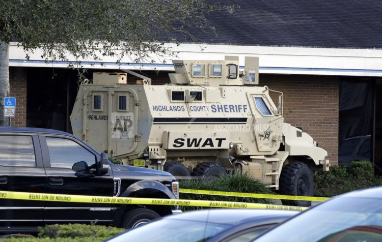 Un vehículo de la unidad SWAT del Departamento de Policía del condado de Highlands frente al banco SunTrust, el miércoles 23 de enero de 2019, en Sebring, Florida. Foto: AP /Chris O'Meara.