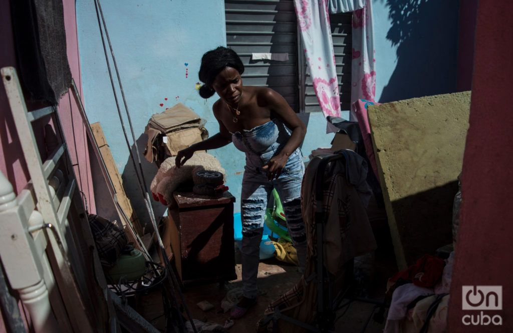 Danaisy Alfonso en su casa en Guanabacoa, pocos días después de ser seriamente dañada por el tornado del 27 de enero de 2019. Foto: Otmaro Rodríguez.