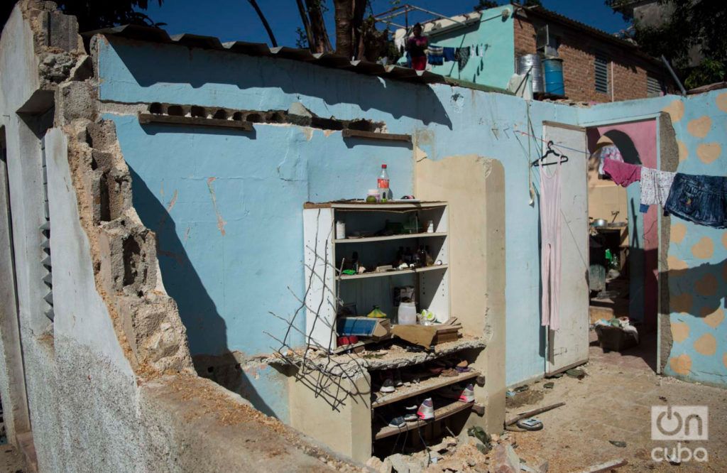 Vista de la casa de Danaisy Alfonso, en Guanabacoa, La Habana, dos días después de ser seriamente dañada por el tornado del 27 de enero de 2019. Foto: Otmaro Rodríguez.