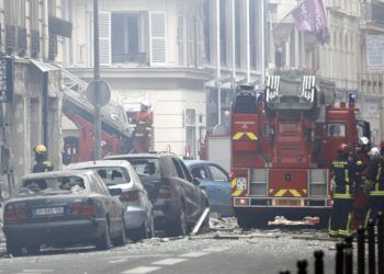 Bomberos trabajan en el lugar donde se registró una explosión que las autoridades atribuyen a una fuga de gas, en París, Francia, el sábado 12 de enero de 2019. Foto: Kamil Zihnioglu / AP.