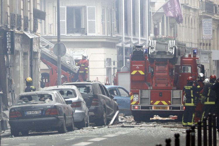 Bomberos trabajan en el lugar donde se registró una explosión que las autoridades atribuyen a una fuga de gas, en París, Francia, el sábado 12 de enero de 2019. Foto: Kamil Zihnioglu / AP.