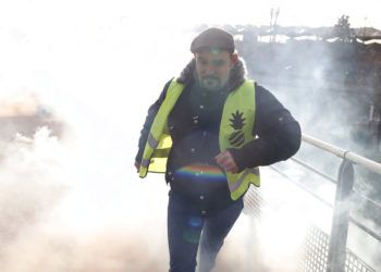 Un manifestante se aleja del gas lacrimógeno rociado por la policía antimotines durante una manifestación de sindicalistas y chalecos amarillos, en Creteil, en las afueras de París, el miércoles 9 de enero de 2019. Foto: Thibault Camus / AP.