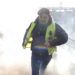Un manifestante se aleja del gas lacrimógeno rociado por la policía antimotines durante una manifestación de sindicalistas y chalecos amarillos, en Creteil, en las afueras de París, el miércoles 9 de enero de 2019. Foto: Thibault Camus / AP.