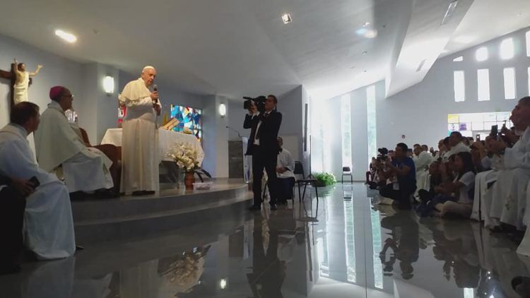 El Papa Francisco conversa con la delegación cubana la Jornada Mundial de la Juventud católica en Panamá, el viernes 25 de enero de 2019. Foto: Manuel Alejandro Rodríguez / Facebook.