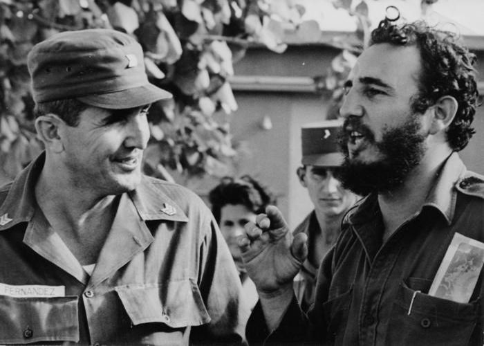 José Ramón Fernández (izq) junto a Fidel Castro, en los primeros años de la Revolución Cubana. Foto: Liborio Noval / Granma / Archivo.