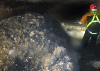 Esta foto divulgada proporcionada el martes 8 de enero del 2019 por la compañía británica South West Water muestra parte de una masa de grasa, aceite y toallitas para bebés de 64 metros (210 pies) de largo en la ciudad de Sidmouth, Inglaterra. Foto: South West Water via AP.